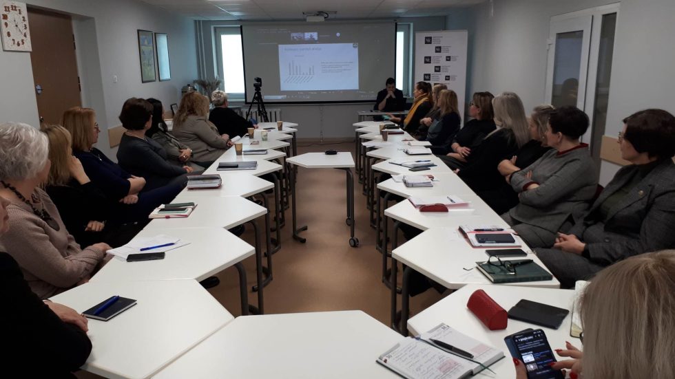 APSKRITO STALO DISKUSIJA KRETINGOJE