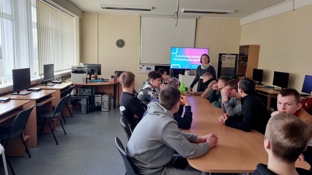 PAMOKOS KITOSE ERDVĖSE