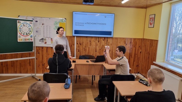 „JAUNUOLIAI IR PSICHOAKTYVIOSIOS MEDŽIAGOS“