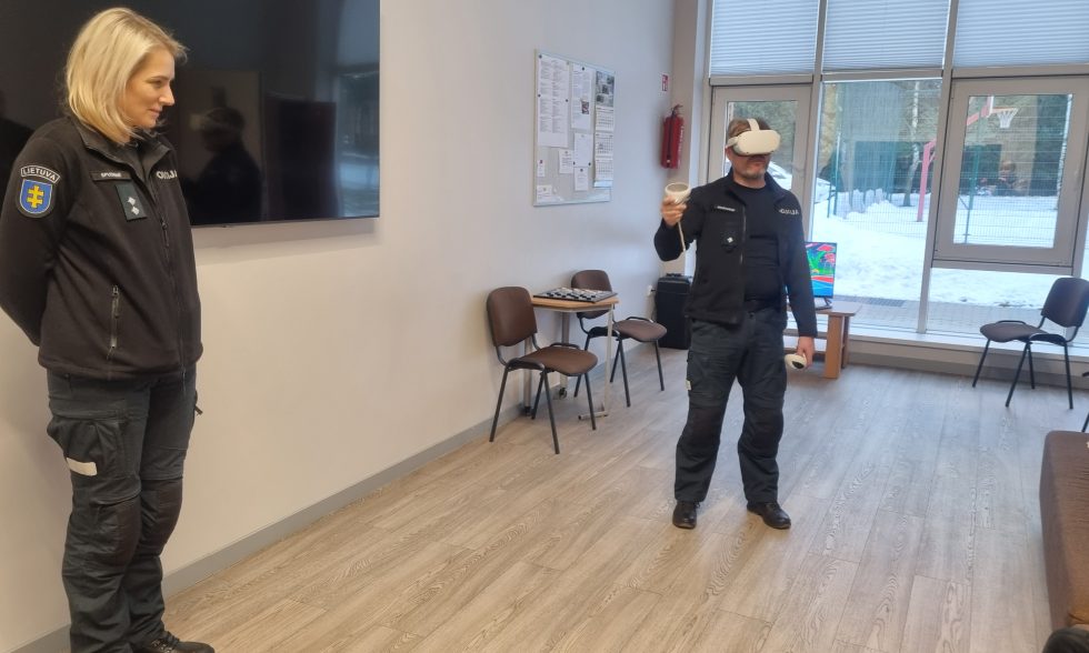 ŠIAULIŲ MIESTO IR RAJONO POLICIJOS KOMISARIATO BENDRUOMENĖS PAREIGŪNŲ VIZITAS CENTRE