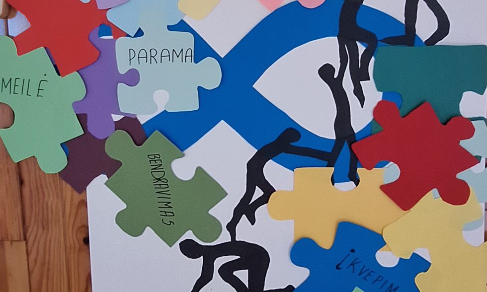 DALYVAVIMAS VIRTUALIOJE PARODOJE „MŪSŲ PASAULIS – SPALVOTA DĖLIONĖ“