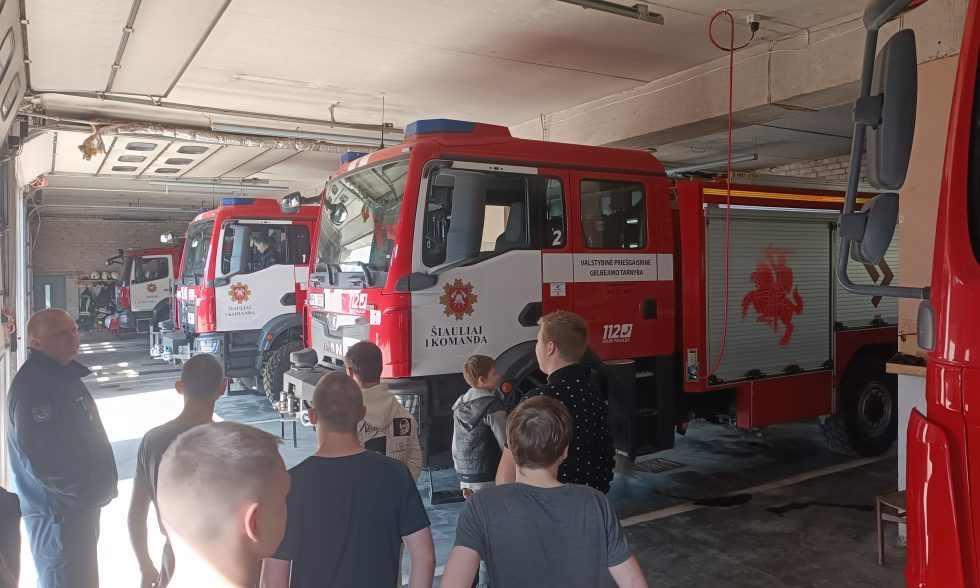 IŠVYKA Į ŠIAULIŲ PRIEŠGAISRINĘ GELBĖJIMO VALDYBĄ BEI LENGVOSIOS ATLETIKOS IR SVEIKATINGUMO CENTRĄ