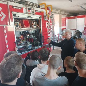 IŠVYKA Į ŠIAULIŲ PRIEŠGAISRINĘ GELBĖJIMO VALDYBĄ BEI LENGVOSIOS ATLETIKOS IR SVEIKATINGUMO CENTRĄ