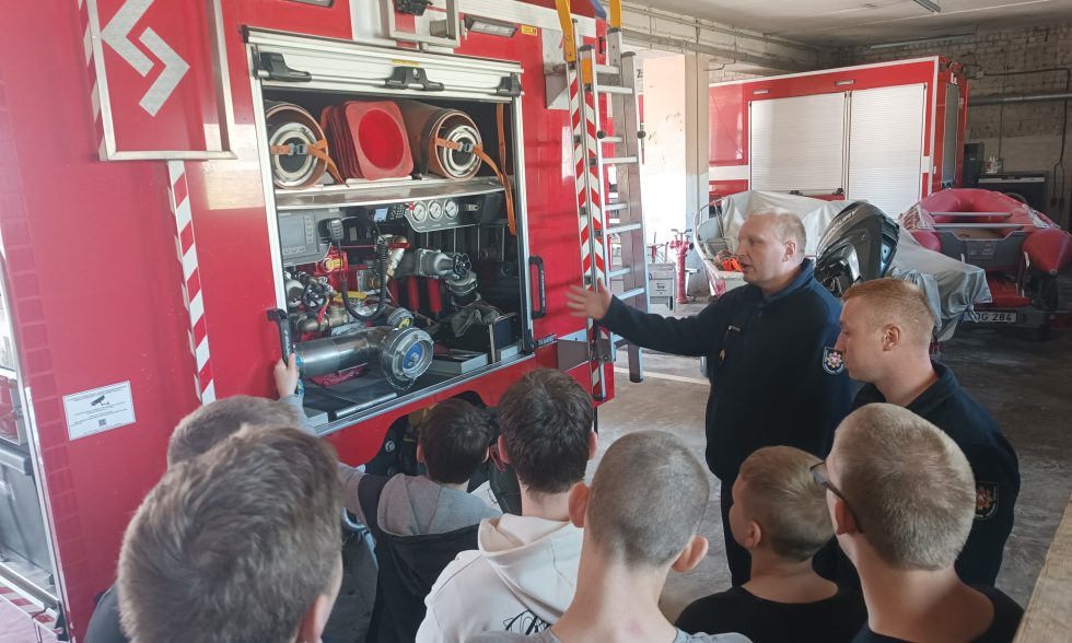IŠVYKA Į ŠIAULIŲ PRIEŠGAISRINĘ GELBĖJIMO VALDYBĄ BEI LENGVOSIOS ATLETIKOS IR SVEIKATINGUMO CENTRĄ