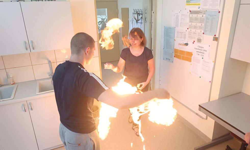 CHEMIJOS PAMOKA ŠIAULIŲ DIDŽDVARIO GIMNAZIJOJE