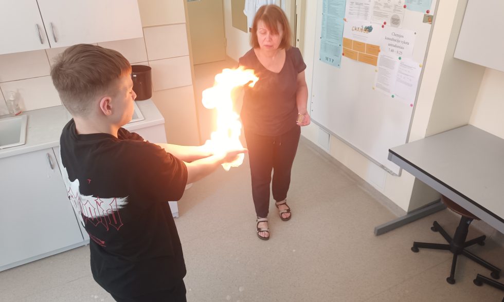 CHEMIJOS PAMOKA ŠIAULIŲ DIDŽDVARIO GIMNAZIJOJE