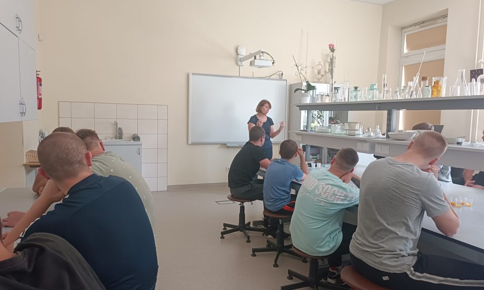 CHEMIJOS PAMOKA ŠIAULIŲ DIDŽDVARIO GIMNAZIJOJE