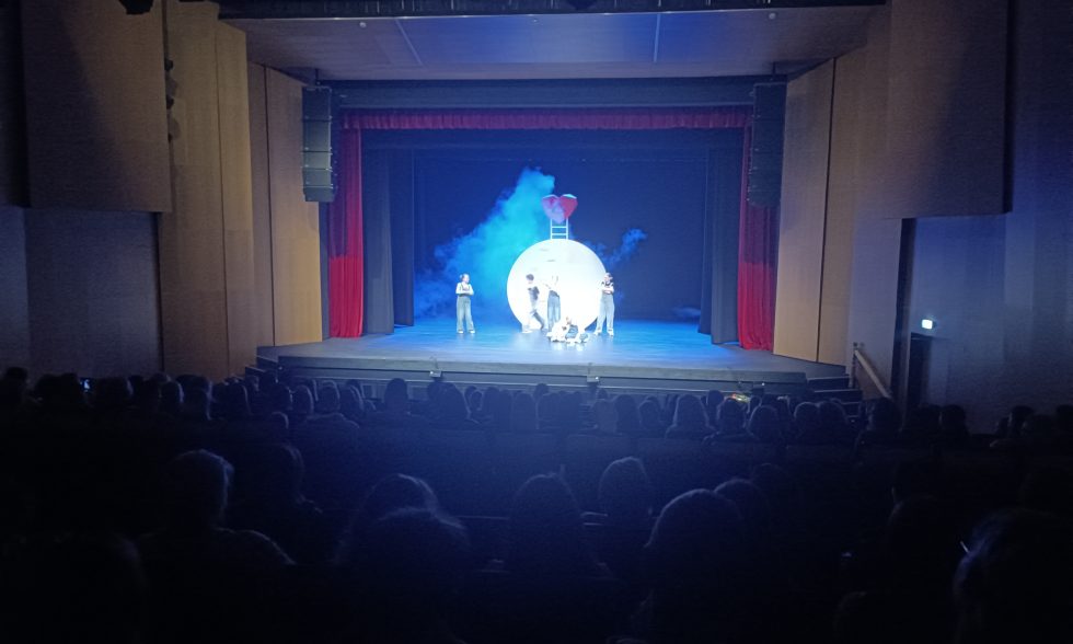 PREMJEROS „GYVENIMAS, KURIAME AŠ NE NAMIE“ STEBĖJIMAS KURŠĖNŲ KULTŪROS CENTRE