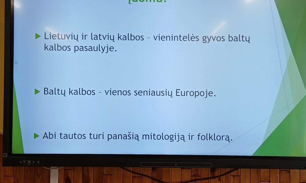 Baltų vienybės dieną lietuvių kalbos pamokoje ,,Dvi tautos – viena šaknis” – kelionė per kalbą ir ženklus