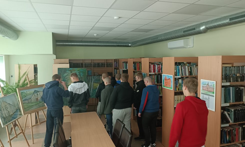 Istorijos dvelksmas Gruzdžių Augustino Griciaus  bibliotekoje: mokiniai leidosi į kelionę po vietos dvaro praeitį