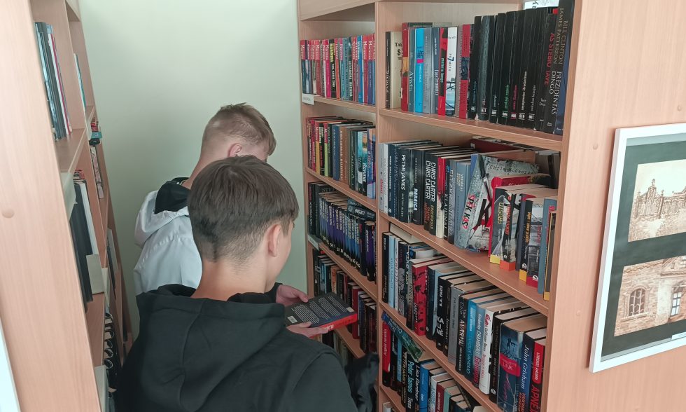 Istorijos dvelksmas Gruzdžių Augustino Griciaus  bibliotekoje: mokiniai leidosi į kelionę po vietos dvaro praeitį