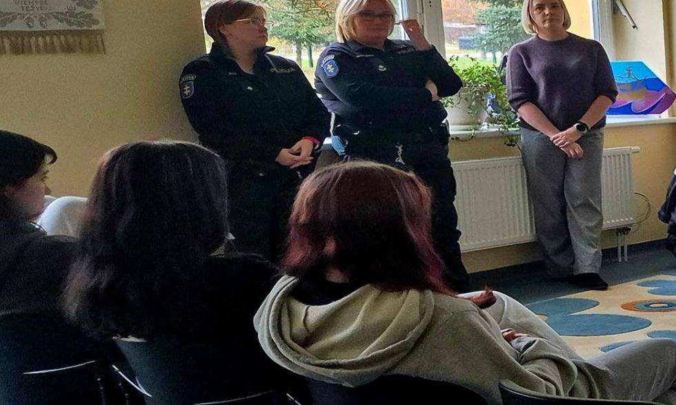 SUSITIKIMAS SU POLICIJOS PAREIGŪNAIS