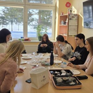 JAUKI IR KŪRYBIŠKA POPIETĖ SU SAVANORE J. KIGUOLE