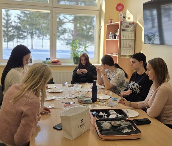 JAUKI IR KŪRYBIŠKA POPIETĖ SU SAVANORE J. KIGUOLE